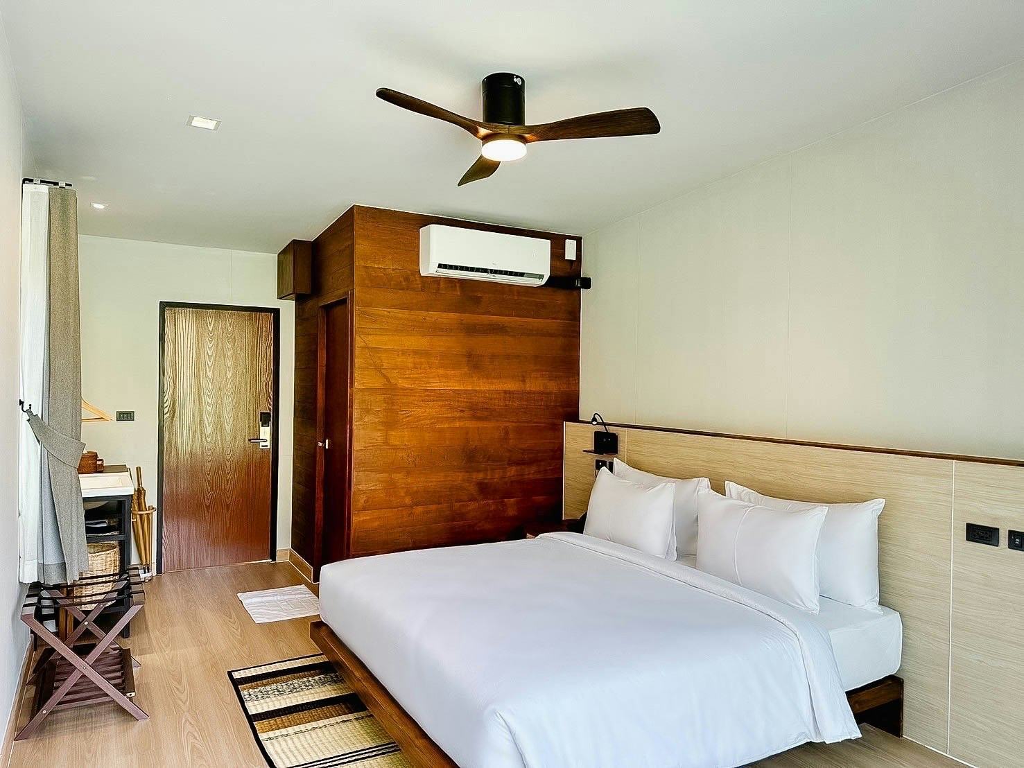 360-issara-floating-resort-khao-sok-deluxe-double-bedroom-deluxe-triple-bedroom-01_13595