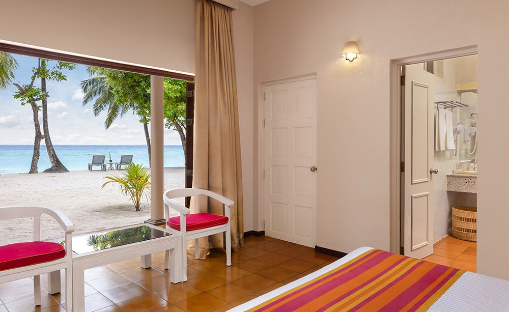 adaaran-club-rannalhi-maldives-classic-beach-view-room-01_112