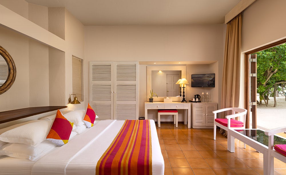 adaaran-club-rannalhi-maldives-classic-beach-view-room-02_112