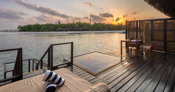 adaaran-prestige-vadoo-maldives-sunrise-pool-jacuzzi-water-villas-04_210