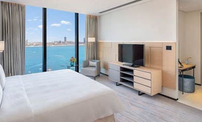 EXECUTIVE SUITE WITH BALCONY