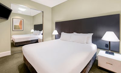 PREMIER 1 BEDROOM QUEEN