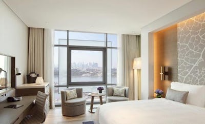 ROOM WITH LOUNGE ACCESS