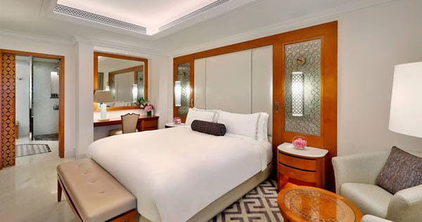 al-bustan-palace-a-ritz-carlton-hotel-executive-suite_2211