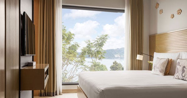 One Bedroom Suite Ocean Coral Lounge