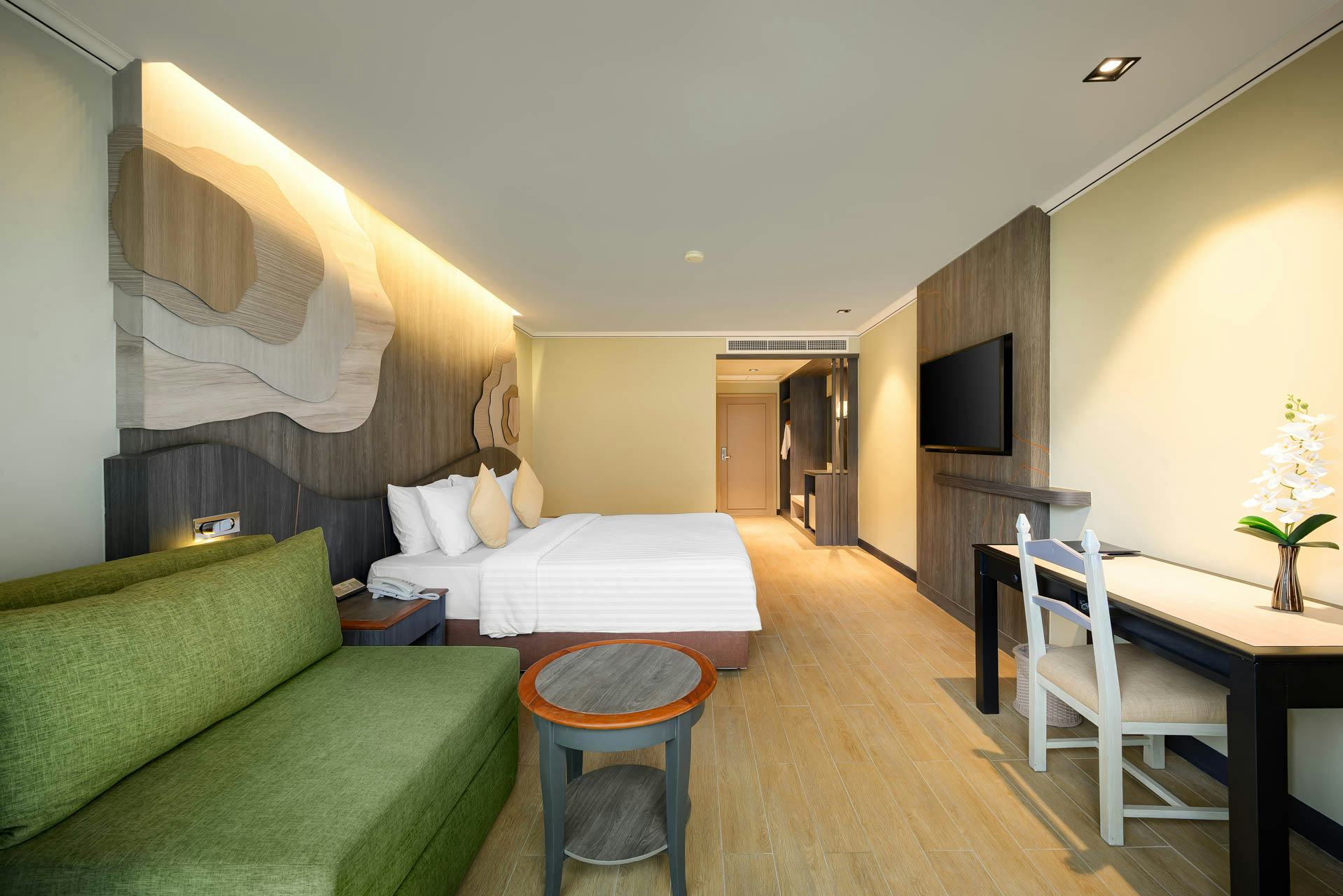 amora-beach-resort-phuket-deluxe-room-king_13667