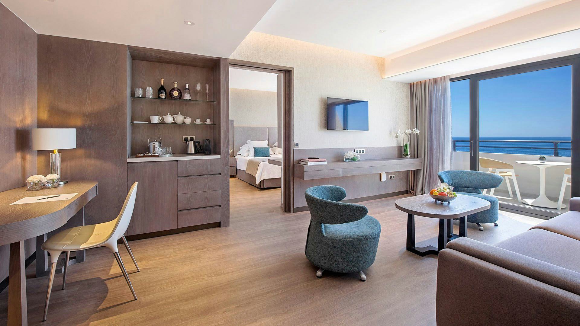 amthus-beach-hotel-cyprus-luxury-suite-sea-view_12853