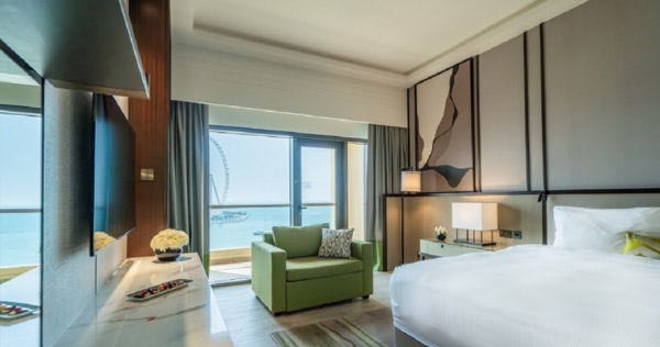 amwaj-rotana-jbr-sea-front-one-bedroom-suite-with-balcony-and-lounge-access_2449