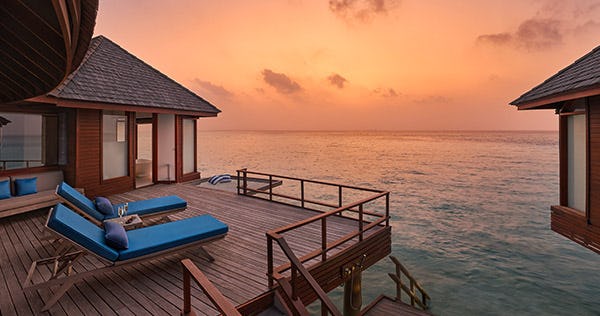anantara-dhigu-resort-and-spa-maldives-sunset-over-wate-villa-01_117