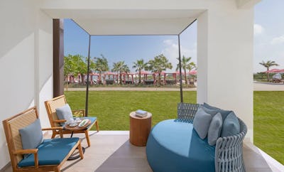 Deluxe Pool Front Room