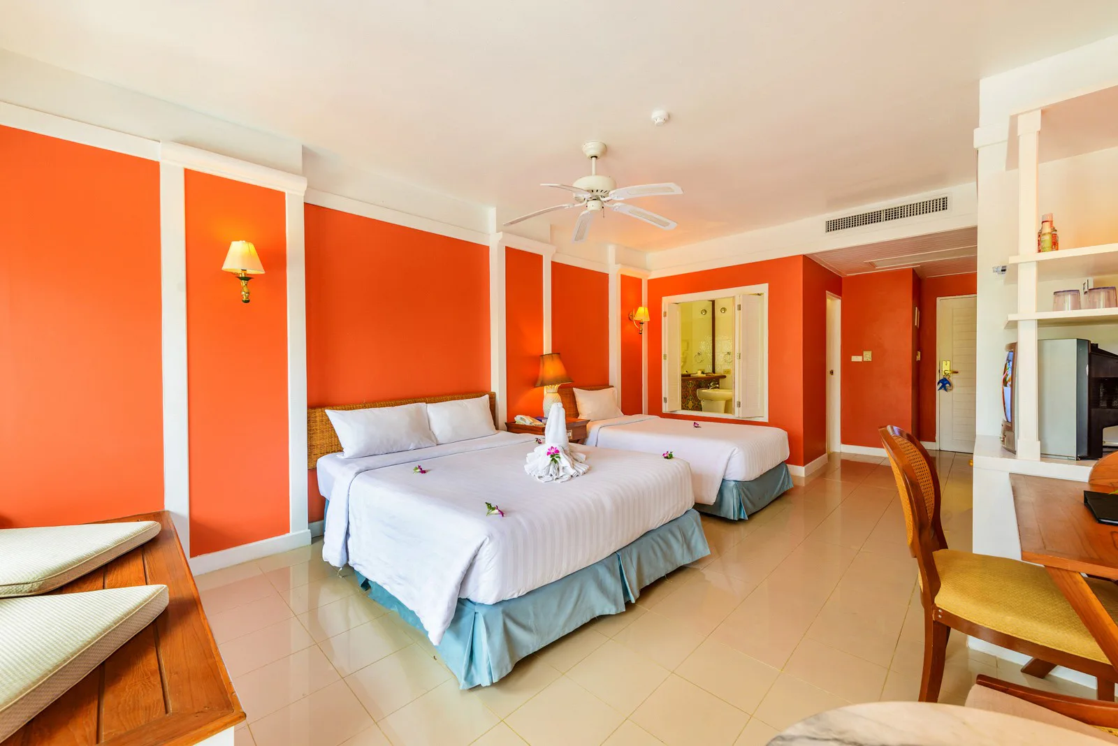 andaman-seaview-hotel-phuket-superior-room-01_183