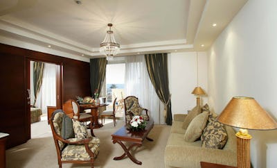 ROYAL EXECUTIVE SUITE