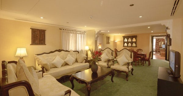 arabian-courtyard-hotel-and-spa-dubai-grand-suite_1