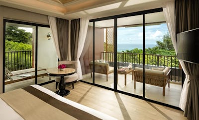 DELUXE SEA VIEW WHIRLPOOL BATH SUITE