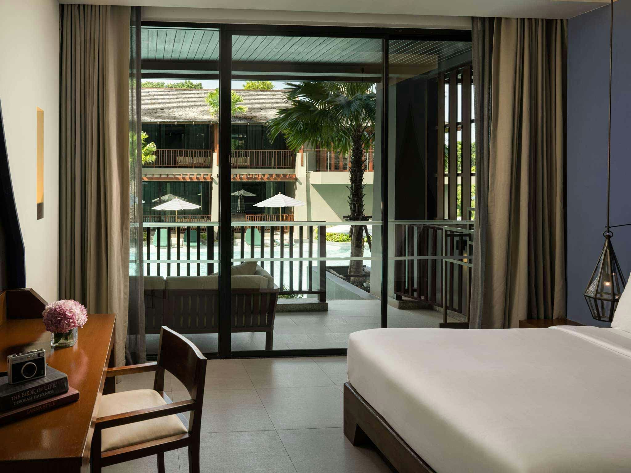 Premier Room – Pool Access,1 King Bed