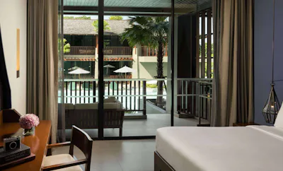 Premier Room – Pool Access,1 King Bed