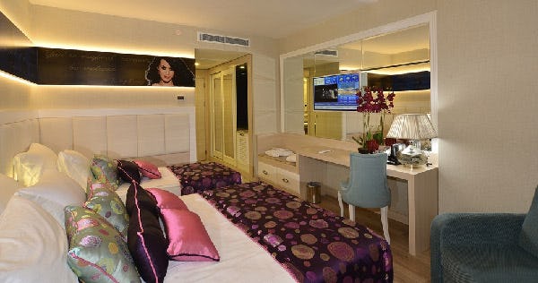 azura-deluxe-resort-spa-hotel-deluxe-room-01_11279