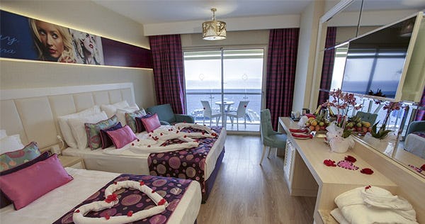 azura-deluxe-resort-spa-hotel-deluxe-room-02_11279