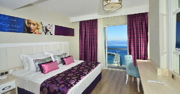 azura-deluxe-resort-spa-hotel-family-room-01_11279