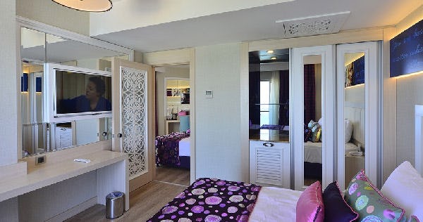 azura-deluxe-resort-spa-hotel-family-room-02_11279