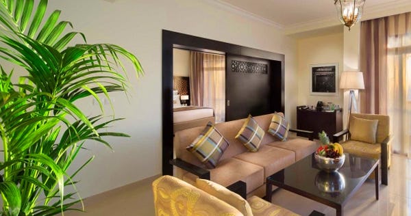 bahi-ajman-palace-hotel-deluxe-suite-02_5097