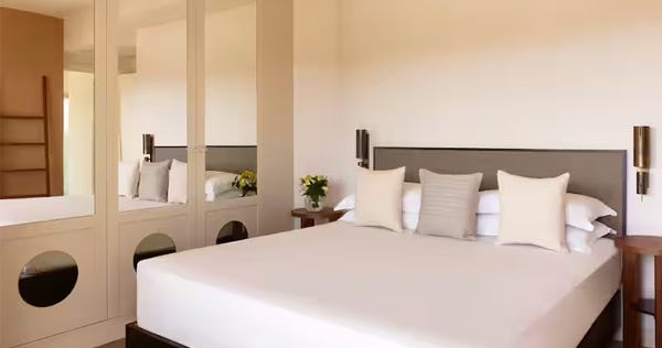 baia-di-chia-resort-sardinia-curio-collection-by-hilton-italy-suite-incanto-01_12444