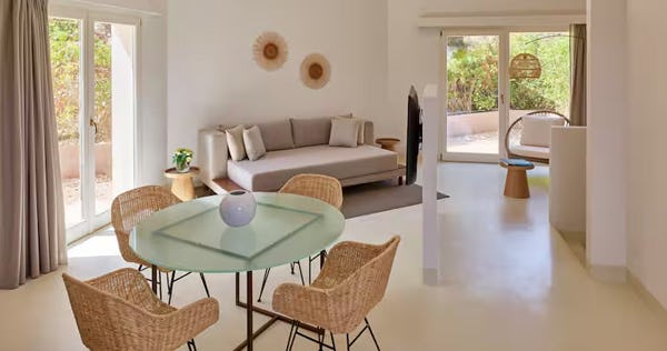 baia-di-chia-resort-sardinia-curio-collection-by-hilton-italy-suite-incanto-02_12444