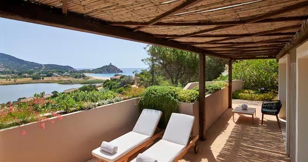 baia-di-chia-resort-sardinia-curio-collection-by-hilton-italy-suite-incanto-03_12444