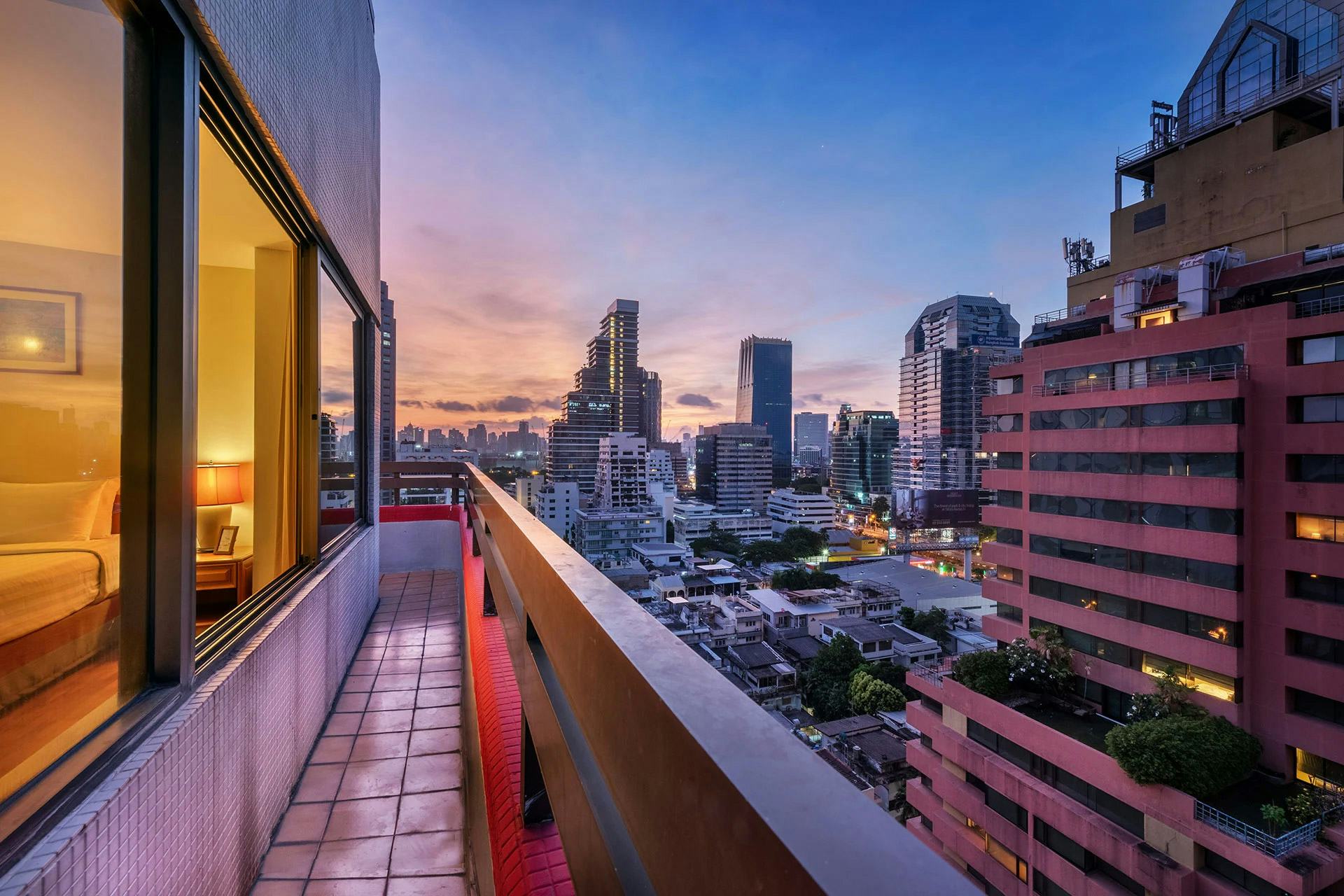 bandara-suite-silom-bangkok-one-bedroom-residence-with-balcony-01_3290