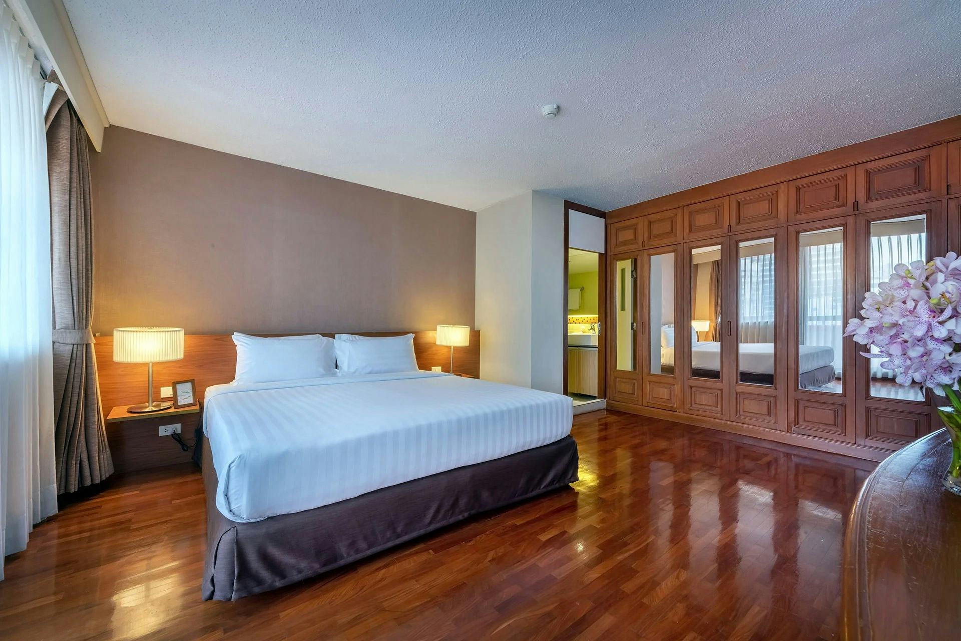 bandara-suite-silom-bangkok-three-bedroom-residence-with-balcony_3290