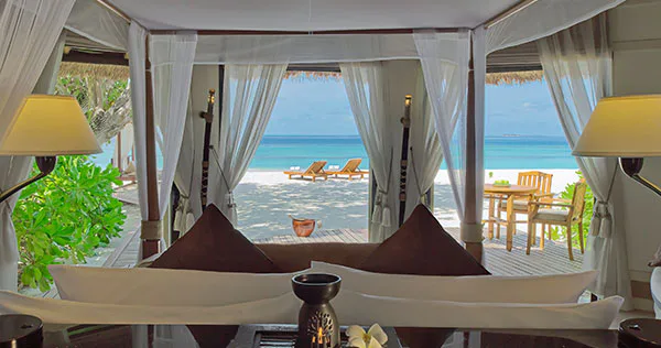 banyan-tee-vabbinfaru-beachfront-pool-villa-01_213