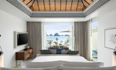 Premium Ocean Pool Suite - King