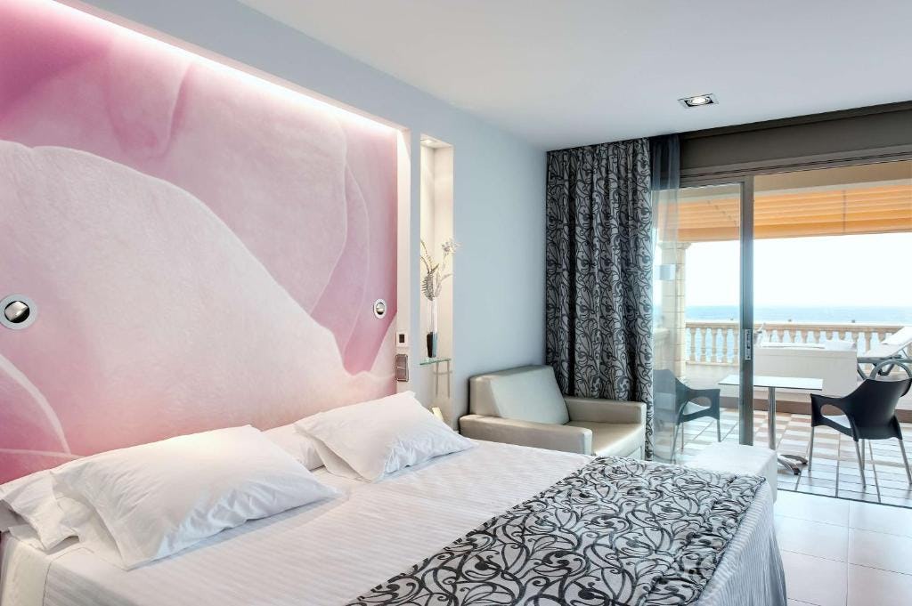 barcelo-illetas-albatros-adults-only-deluxe-ocean-front-view-with-hot-tub-01_11469