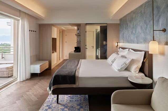 barut-lara-hotel-antalya-turkey-corner-suite-with-jacuzzi-and-sea-view_8189