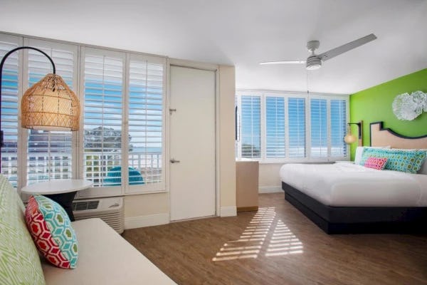 PARTIAL OCEAN VIEW ROOM - 1 BED