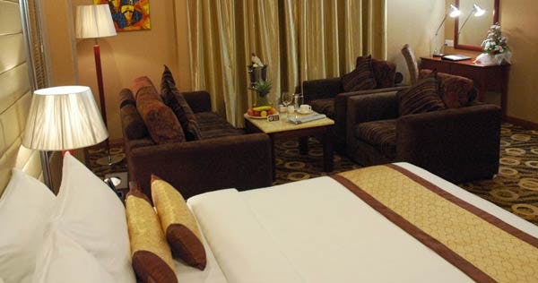 best-western-green-hill-hotel-yangon-premier-deluxe-room-01_8701