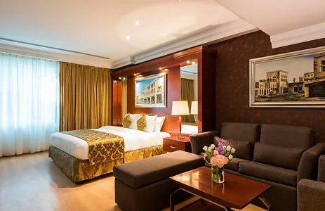 best-western-plus-doha-deluxe-room-king-bed-01_8360