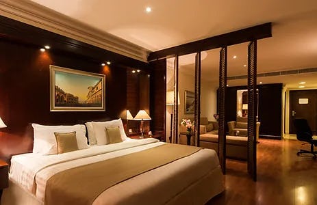 best-western-plus-doha-deluxe-suite-king-bed-size-01_8360