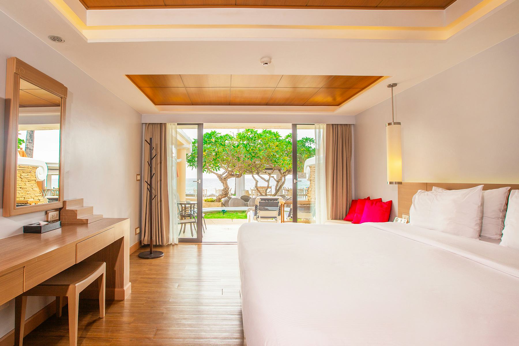 beyond-karon-resort-phuket-deluxe-room-01_9025
