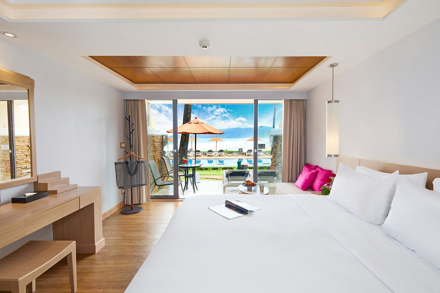 beyond-resort-karon-phuket-deluxe-pool-room_9025
