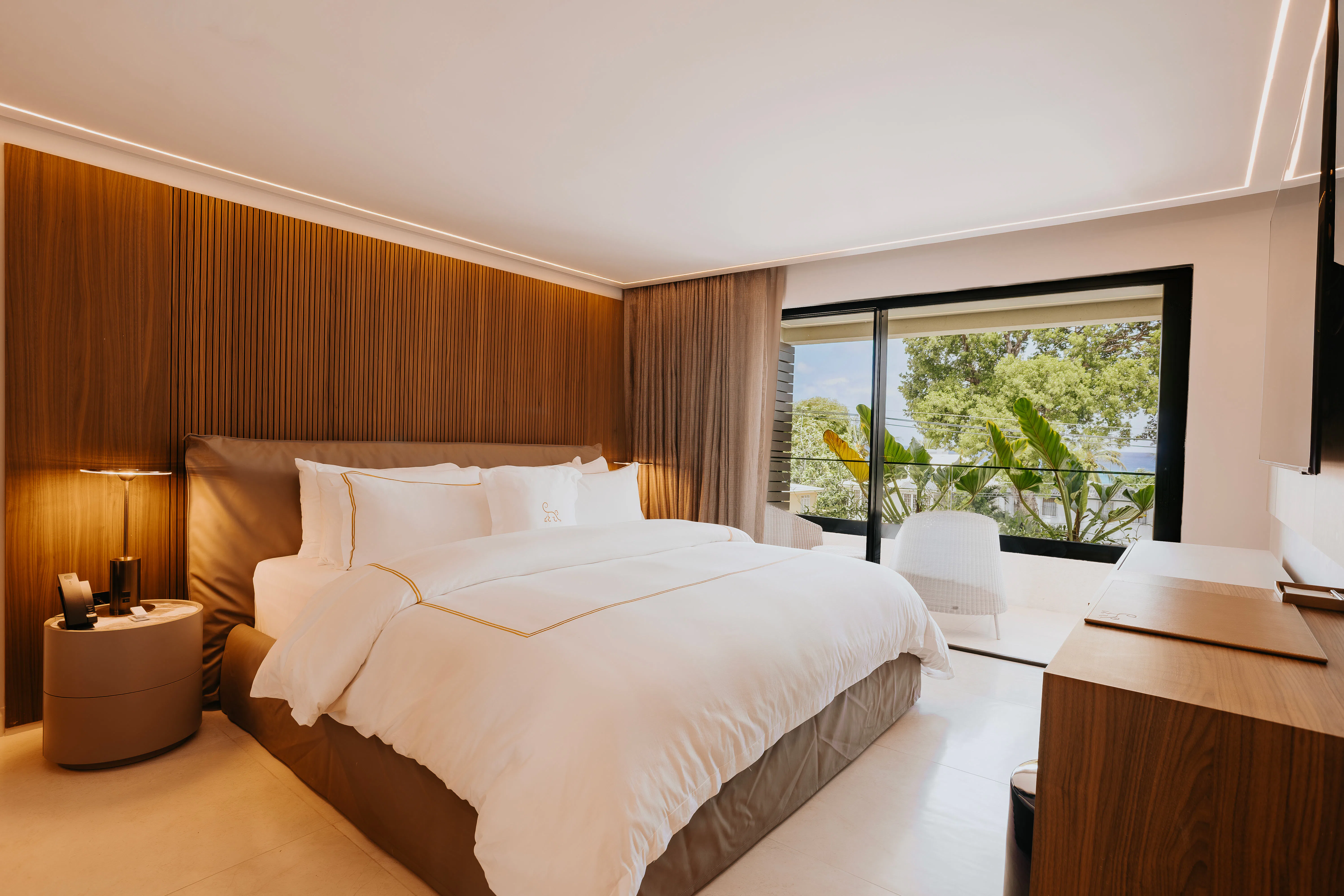 blue-monkey-hotel-and-beach-club-barbados-executive-room-01_13828