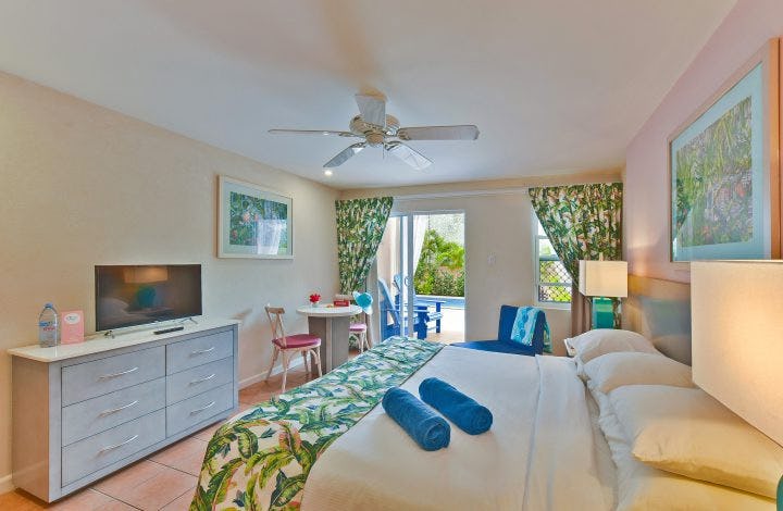 Deluxe Studio – Pool View