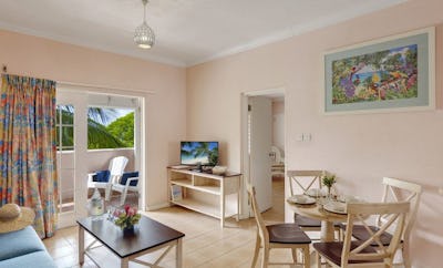 Superior One Bedroom Apartment – Pool View