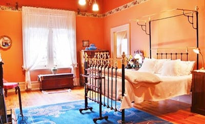 George Lowe Esquire Apartment