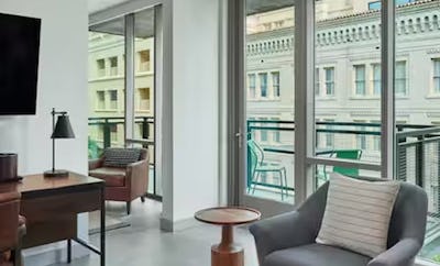 1 KG SUITE RIVERWALK VIEW HEARING ACCESSIBLE