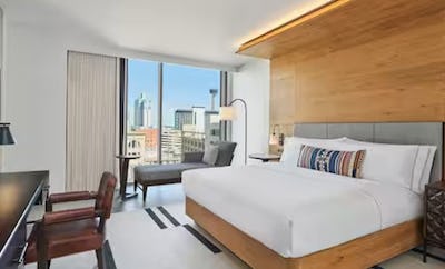 1 KING BED DELUXE HEARING ACCESSIBLE