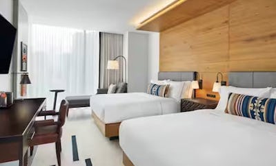 2 QUEEN BEDS HEARING ACCESSIBLE