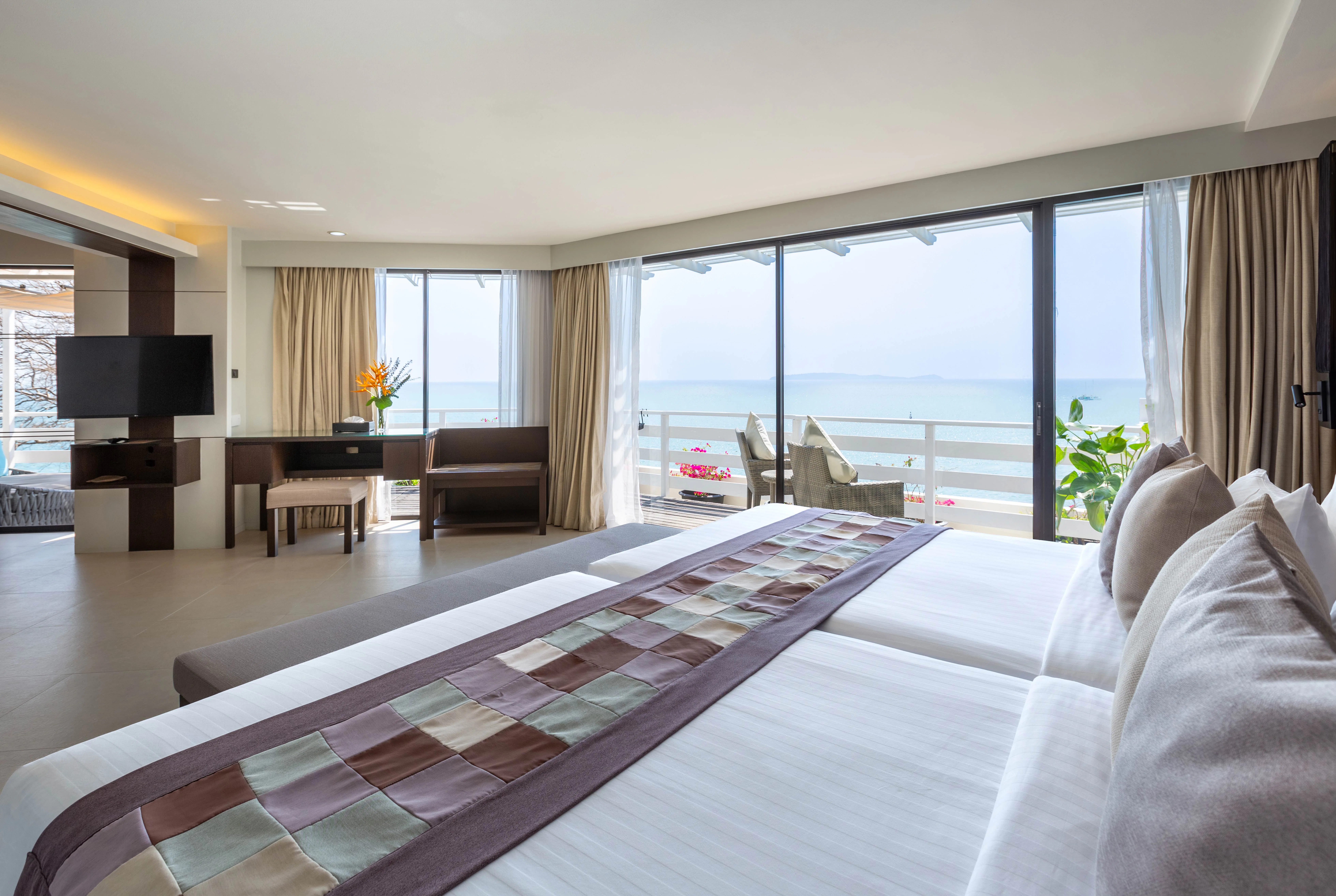 CAPE SIGNATURE CORNER SUITE