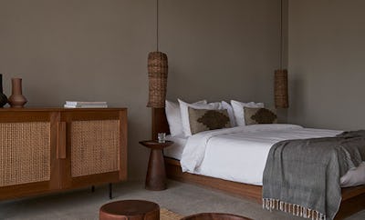 JUNIOR SUITE SHARED POOL KING BED