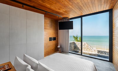 BEACHFRONT SUITE POOL VILLA